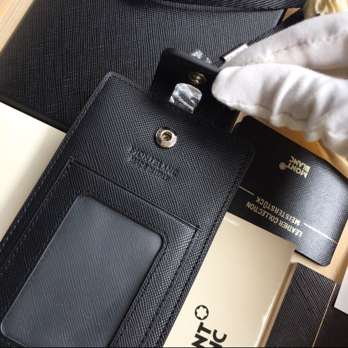 全新 Montblanc 萬寶龍 黑色真皮手機保護掛套 116374(特價)
