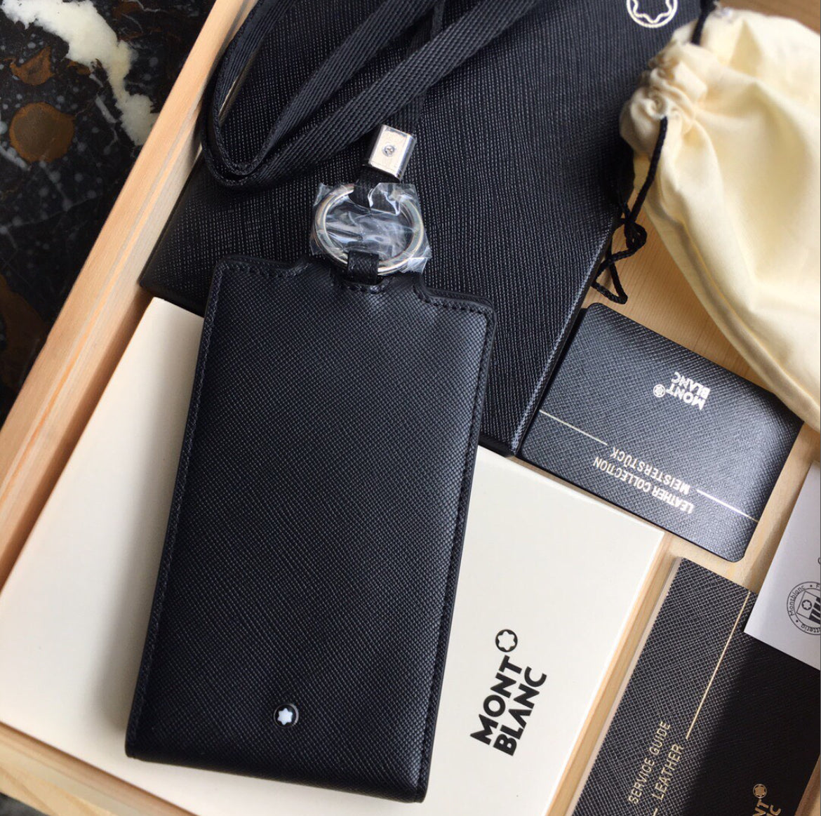 全新 Montblanc 萬寶龍 黑色真皮手機保護掛套 116374（特價）